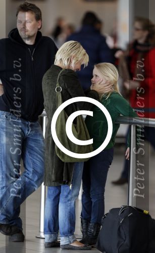 Schiphol 15 mei 2012
Rick Engelkes en Lone v Roosendaal op schiphol voor vertrek naar ibiza voor opnames verliefd op ibiza. Lone wordt weg gebracht door haar man en dochter.
Peter Smulders bv