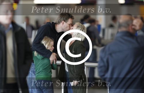 Schiphol 15 mei 2012
Rick Engelkes en Lone v Roosendaal op schiphol voor vertrek naar ibiza voor opnames verliefd op ibiza. Lone wordt weg gebracht door haar man en dochter.
Peter Smulders bv