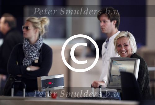 Schiphol 15 mei 2012
Rick Engelkes en Lone v Roosendaal op schiphol voor vertrek naar ibiza voor opnames verliefd op ibiza. Lone wordt weg gebracht door haar man en dochter.
Peter Smulders bv