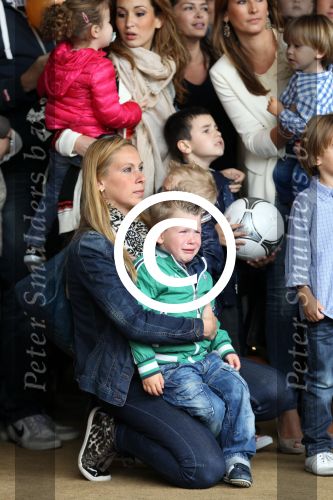Amsterdam 4 juni 2012
Vertrek Nederlands elftal v.a. het Hilton hotel naar het EK in Oekraine en Polen.
Lonneke Schaars, echtgenote van Stijn Schaars en een verdrietig zoontje
Peter Smulders bv