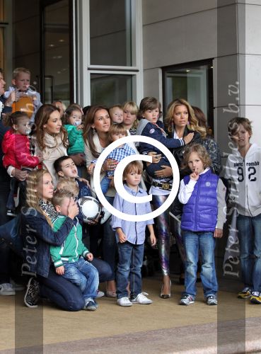 Amsterdam 4 juni 2012
Vertrek Nederlands elftal v.a. het Hilton hotel naar het EK in Oekraine en Polen.
Lonneke Schaars, echtgenote van Stijn Schaars en een verdrietig zoontje
Peter Smulders bv
