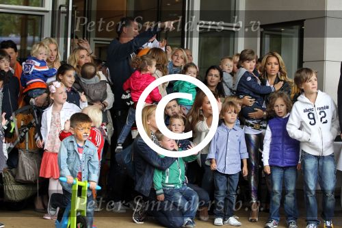 Amsterdam 4 juni 2012
Vertrek Nederlands elftal v.a. het Hilton hotel naar het EK in Oekraine en Polen.
Lonneke Schaars, echtgenote van Stijn Schaars en een verdrietig zoontje
Peter Smulders bv