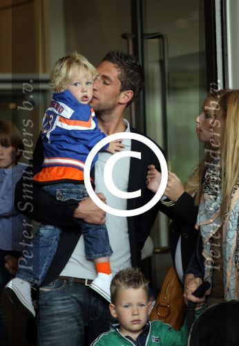 Amsterdam 4 juni 2012
Vertrek Nederlands elftal v.a. het Hilton hotel naar het EK in Oekraine en Polen.
Maarten Stekelenburg met zijn gezinnetje
Peter Smulders bv