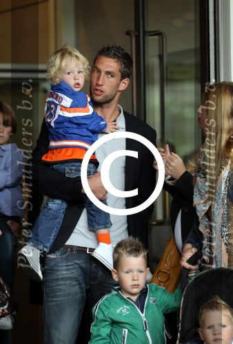 Amsterdam 4 juni 2012
Vertrek Nederlands elftal v.a. het Hilton hotel naar het EK in Oekraine en Polen.
Maarten Stekelenburg met zijn gezinnetje
Peter Smulders bv