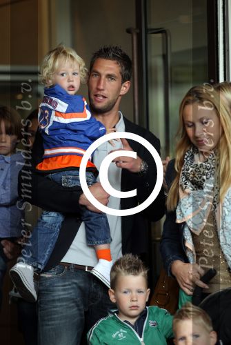 Amsterdam 4 juni 2012
Vertrek Nederlands elftal v.a. het Hilton hotel naar het EK in Oekraine en Polen.
Maarten Stekelenburg met zijn gezinnetje
Peter Smulders bv