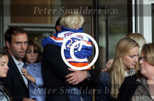 Amsterdam 4 juni 2012
Vertrek Nederlands elftal v.a. het Hilton hotel naar het EK in Oekraine en Polen.
Maarten Stekelenburg met zijn gezinnetje
Peter Smulders bv