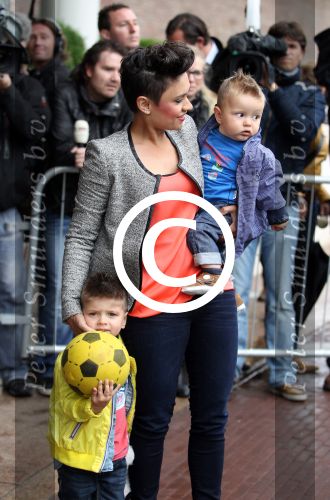Amsterdam 4 juni 2012
Vertrek Nederlands elftal v.a. het Hilton hotel naar het EK in Oekraine en Polen.
Maddy Huntelaar, vrouw van voetballer Klaas Jan Huntelaar met haar kinderen
Peter Smulders bv