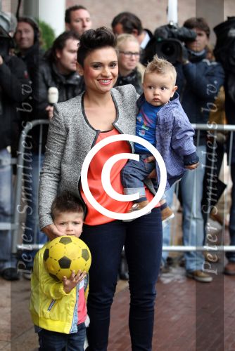 Amsterdam 4 juni 2012
Vertrek Nederlands elftal v.a. het Hilton hotel naar het EK in Oekraine en Polen.
Maddy Huntelaar, vrouw van voetballer Klaas Jan Huntelaar met haar kinderen
Peter Smulders bv