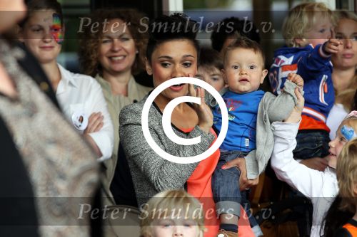 Amsterdam 4 juni 2012
Vertrek Nederlands elftal v.a. het Hilton hotel naar het EK in Oekraine en Polen.
Maddy Huntelaar, vrouw van voetballer Klaas Jan Huntelaar met haar kinderen
Peter Smulders bv