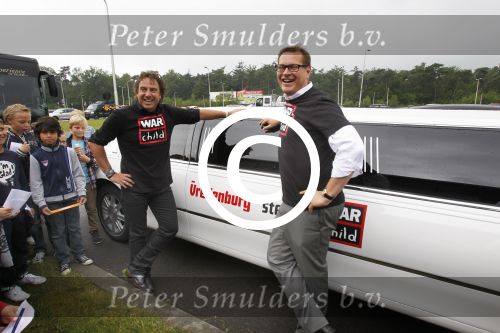 Tilburg, 12 Juni 2012
Voorstelling Musical op de basisschool Klinkers
Marco Borsato en Albert Verlinden samen voor de Limo met de tekst Vredenburg
Foto Peter Smulders BV