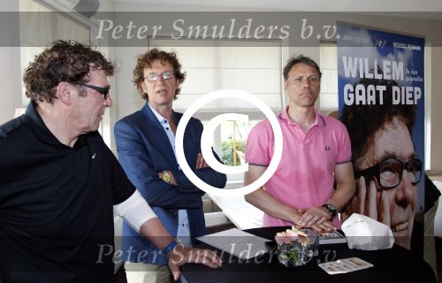 Halfweg 23 mei 2012
Uitreiking boek Willem V Hanegem door Marco v Basten op golfbaan houtrak.
Peter Smulders bv