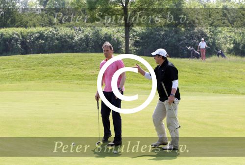 Halfweg 23 mei 2012
Uitreiking boek Willem V Hanegem door Marco v Basten op golfbaan houtrak.
Peter Smulders bv