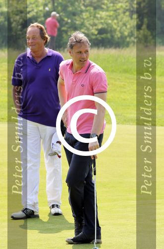 Halfweg 23 mei 2012
Uitreiking boek Willem V Hanegem door Marco v Basten op golfbaan houtrak.
Peter Smulders bv