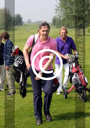 Halfweg 23 mei 2012
Uitreiking boek Willem V Hanegem door Marco v Basten op golfbaan houtrak.
Peter Smulders bv
