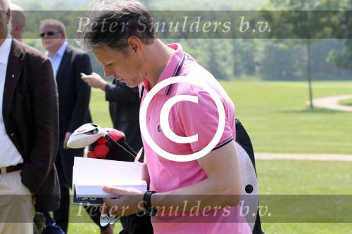 Halfweg 23 mei 2012
Uitreiking boek Willem V Hanegem door Marco v Basten op golfbaan houtrak.
Peter Smulders bv
