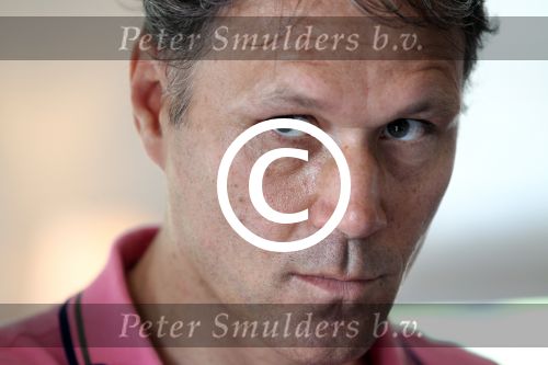 Halfweg 23 mei 2012
Uitreiking boek Willem V Hanegem door Marco v Basten op golfbaan houtrak.
Peter Smulders bv