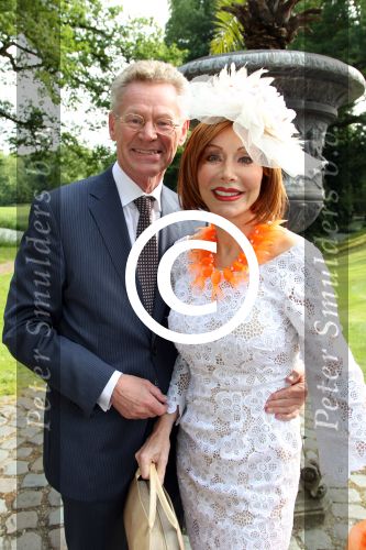 Breukelen 12 juni 2012
Haringparty op Neijenrode. Marijke Helwegen met man
Peter Smulders bv