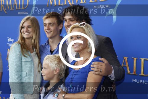 Rotterdam, 16 Juni 2012
Premiere Musical Little Mermaid in het Nieuwe Luxor theater
Mariska v Kolck met haar 2 kinderen en enkele vrienden
Foto Peter Smulders BV