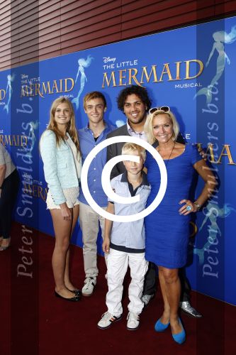 Rotterdam, 16 Juni 2012
Premiere Musical Little Mermaid in het Nieuwe Luxor theater
Mariska v Kolck met haar 2 kinderen en enkele vrienden
Foto Peter Smulders BV