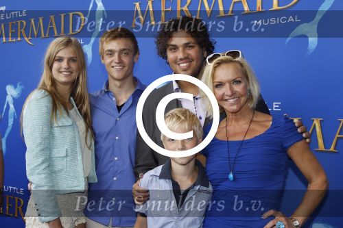 Rotterdam, 16 Juni 2012
Premiere Musical Little Mermaid in het Nieuwe Luxor theater
Mariska v Kolck met haar 2 kinderen en enkele vrienden
Foto Peter Smulders BV