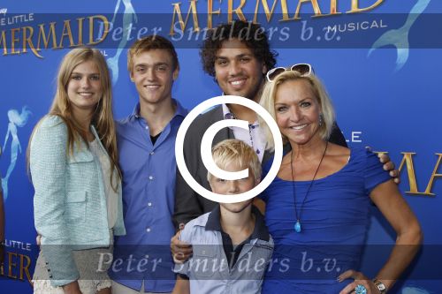 Rotterdam, 16 Juni 2012
Premiere Musical Little Mermaid in het Nieuwe Luxor theater
Mariska v Kolck met haar 2 kinderen en enkele vrienden
Foto Peter Smulders BV