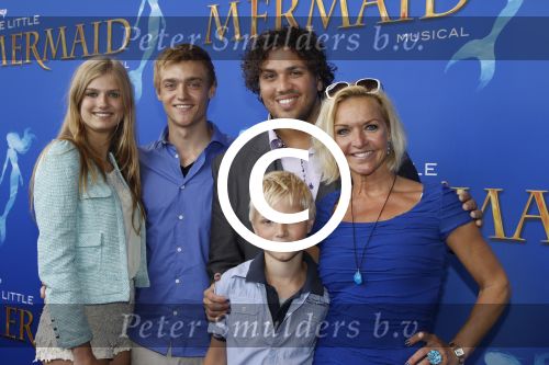 Rotterdam, 16 Juni 2012
Premiere Musical Little Mermaid in het Nieuwe Luxor theater
Mariska v Kolck met haar 2 kinderen en enkele vrienden
Foto Peter Smulders BV
