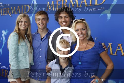 Rotterdam, 16 Juni 2012
Premiere Musical Little Mermaid in het Nieuwe Luxor theater
Mariska v Kolck met haar 2 kinderen en enkele vrienden
Foto Peter Smulders BV