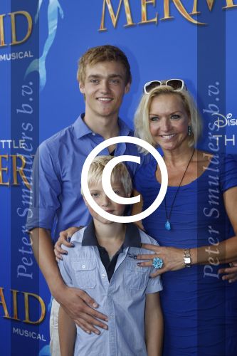 Rotterdam, 16 Juni 2012
Premiere Musical Little Mermaid in het Nieuwe Luxor theater
Mariska v Kolck met haar 2 kinderen en enkele vrienden
Foto Peter Smulders BV