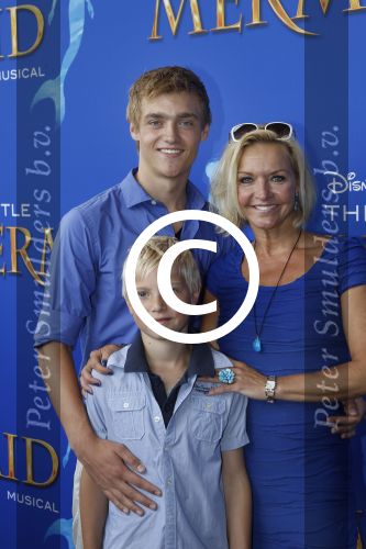 Rotterdam, 16 Juni 2012
Premiere Musical Little Mermaid in het Nieuwe Luxor theater
Mariska v Kolck met haar 2 kinderen en enkele vrienden
Foto Peter Smulders BV
