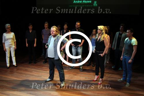 Amsterdam 31 mei 2012
Joop v d Ende presenteert de cast van de Andre Hazes musical met oa Martijn Fischer (Andre) Chantal janzen ( Rachel) Cees Geel Hajo Bruins en Doris Baaten. Regie is in handen van Ruut Weissman en Kees Prins. Presentatie was in het nieuwe de la mar theater.
Peter Smulders bv
