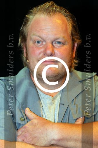 Amsterdam 31 mei 2012
Joop v d Ende presenteert de cast van de Andre Hazes musical met oa Martijn Fischer (Andre) Chantal janzen ( Rachel) Cees Geel Hajo Bruins en Doris Baaten. Regie is in handen van Ruut Weissman en Kees Prins. Presentatie was in het nieuwe de la mar theater.
Peter Smulders bv