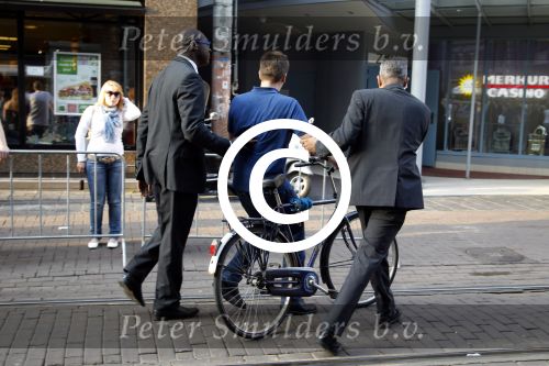 Amsterdam 22 mei 2012
Premiee Man in Black III in Tuschinski. Beveiliging Martin Schmid en Winston voeren iemand af
Peter Smulders bv