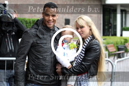 Amsterdam 4 juni 2012
Vertrek Nederlands elftal v.a. het Hilton hotel naar het EK in Oekraine en Polen.
Michel Vorm  met zijn gezinnetje
Peter Smulders bv