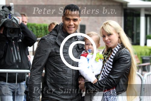 Amsterdam 4 juni 2012
Vertrek Nederlands elftal v.a. het Hilton hotel naar het EK in Oekraine en Polen.
Michel Vorm  met zijn gezinnetje
Peter Smulders bv