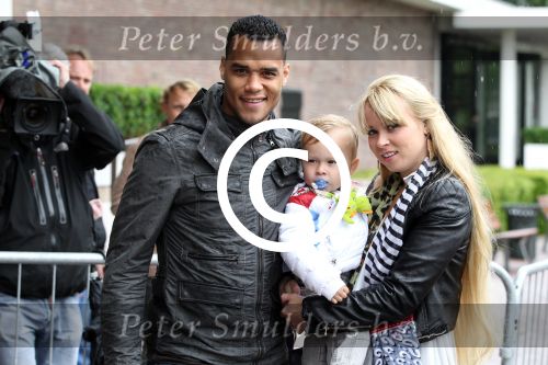 Amsterdam 4 juni 2012
Vertrek Nederlands elftal v.a. het Hilton hotel naar het EK in Oekraine en Polen.
Michel Vorm  met zijn gezinnetje
Peter Smulders bv