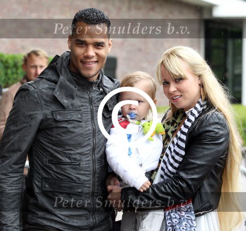 Amsterdam 4 juni 2012
Vertrek Nederlands elftal v.a. het Hilton hotel naar het EK in Oekraine en Polen.
Michel Vorm  met zijn gezinnetje
Peter Smulders bv