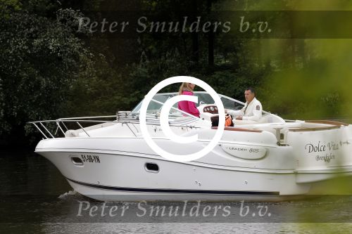 Breukelen 13 mei 2012
Jurgen Smit en Milika Peterzon weer helemaal verliefd op hun boot met de hond aan het varen.
Peter Smulders bv