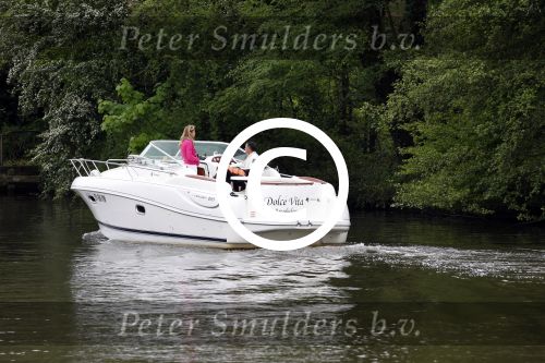 Breukelen 13 mei 2012
Jurgen Smit en Milika Peterzon weer helemaal verliefd op hun boot met de hond aan het varen.
Peter Smulders bv
