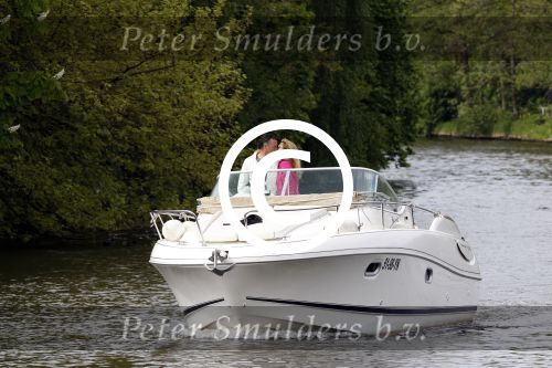 Breukelen 13 mei 2012
Jurgen Smit en Milika Peterzon weer helemaal verliefd op hun boot met de hond aan het varen.
Peter Smulders bv