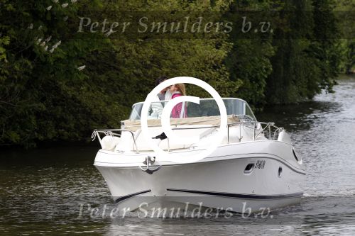 Breukelen 13 mei 2012
Jurgen Smit en Milika Peterzon weer helemaal verliefd op hun boot met de hond aan het varen.
Peter Smulders bv