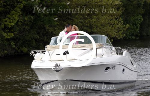 Breukelen 13 mei 2012
Jurgen Smit en Milika Peterzon weer helemaal verliefd op hun boot met de hond aan het varen.
Peter Smulders bv