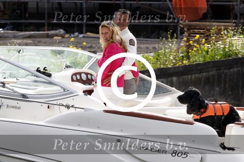 Breukelen 13 mei 2012
Jurgen Smit en Milika Peterzon weer helemaal verliefd op hun boot met de hond aan het varen.
Peter Smulders bv