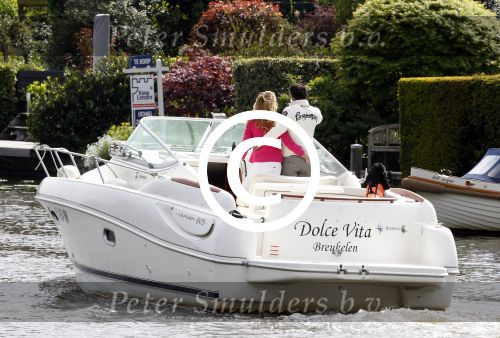 Breukelen 13 mei 2012
Jurgen Smit en Milika Peterzon weer helemaal verliefd op hun boot met de hond aan het varen.
Peter Smulders bv
