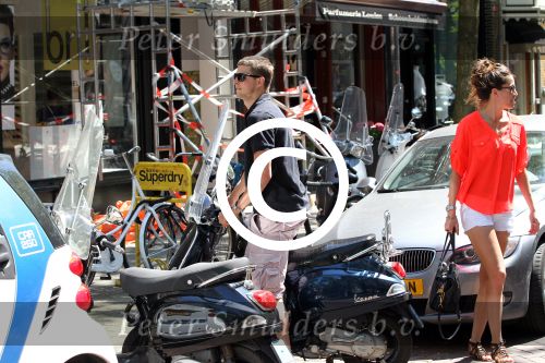 Amsterdam 25 mei 2012
Sven Kramer en zijn vriendin Naomi v As op de vespa scooter op de cornelis schuytstraat.
Peter Smulders bv