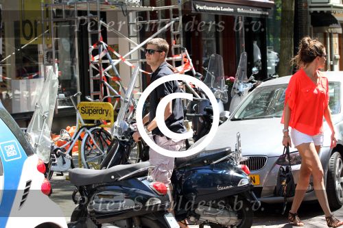 Amsterdam 25 mei 2012
Sven Kramer en zijn vriendin Naomi v As op de vespa scooter op de cornelis schuytstraat.
Peter Smulders bv