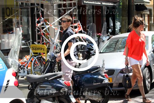 Amsterdam 25 mei 2012
Sven Kramer en zijn vriendin Naomi v As op de vespa scooter op de cornelis schuytstraat.
Peter Smulders bv
