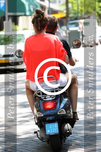 Amsterdam 25 mei 2012
Sven Kramer en zijn vriendin Naomi v As op de vespa scooter op de cornelis schuytstraat.
Peter Smulders bv