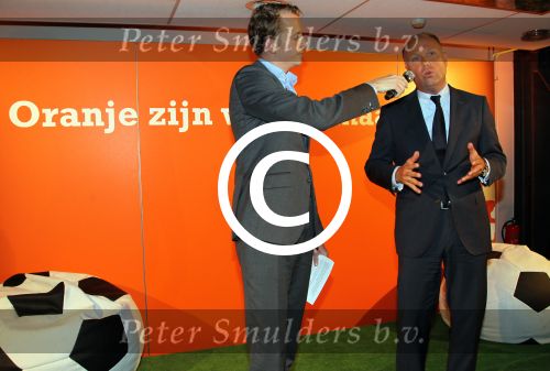 Amsterdam 15 mei 2012
Rene Froger krijgt uit handen van ING CEO Nick Jue de eerste oranje single overhandigt en de nieuweste commercial van ING ivm het EK wordt getoond .
Peter Smulders bv