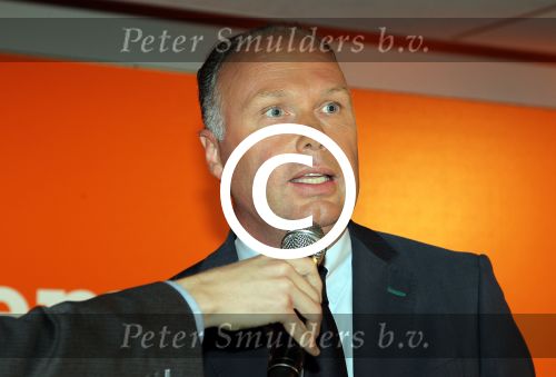 Amsterdam 15 mei 2012
Rene Froger krijgt uit handen van ING CEO Nick Jue de eerste oranje single overhandigt en de nieuweste commercial van ING ivm het EK wordt getoond .
Peter Smulders bv