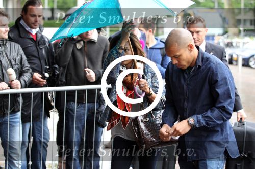 Amsterdam 4 juni 2012
Vertrek Nederlands elftal v.a. het Hilton hotel naar het EK in Oekraine en Polen.
Nigel de Jong met zijn vrouw Winona de Jong
Peter Smulders bv
